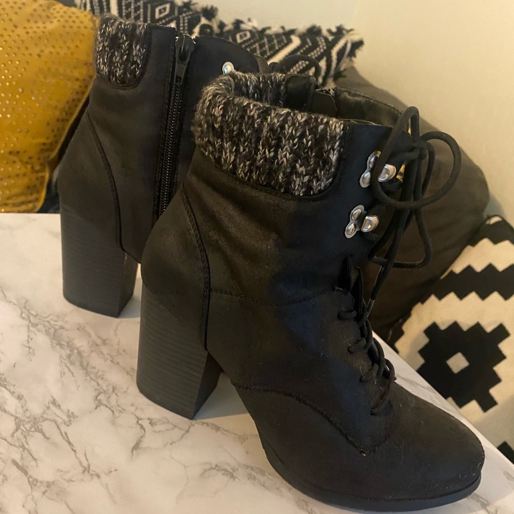 Black boots size 8